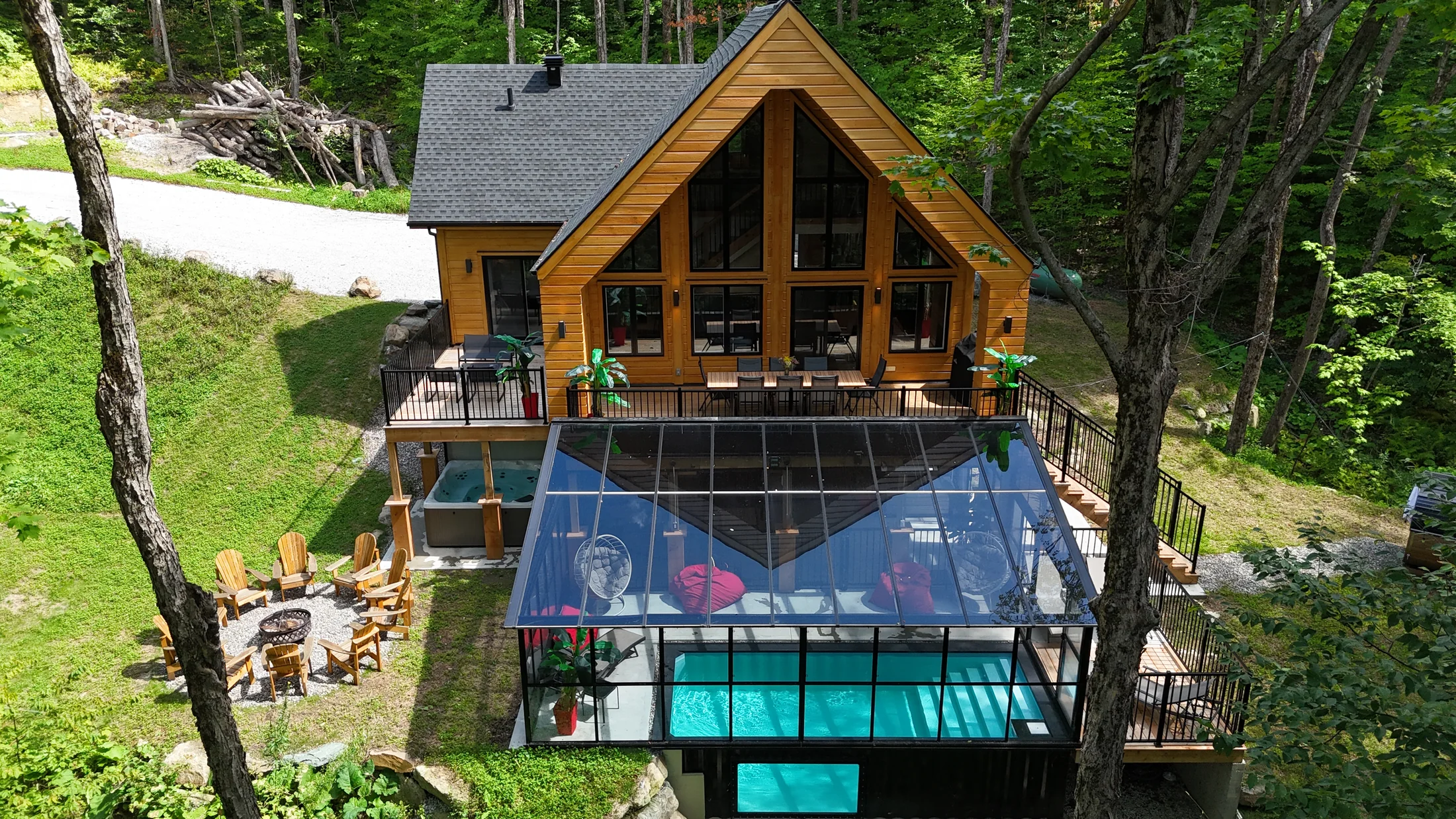 Vue estivale récente de la façade, du solarium et des installations extérieures