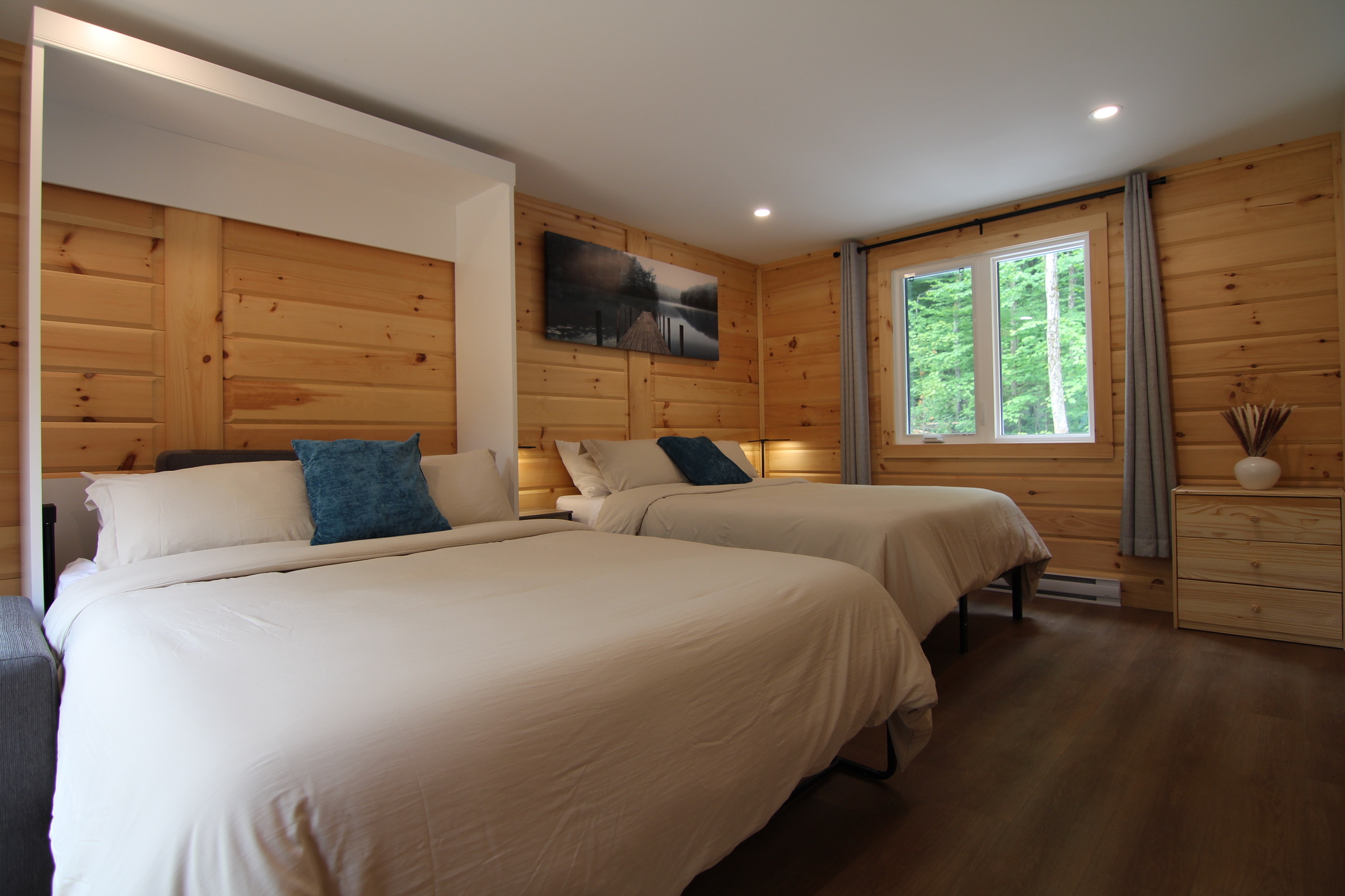 Chambre des maîtres avec le lit escamotable descendu, offrant deux lits complets