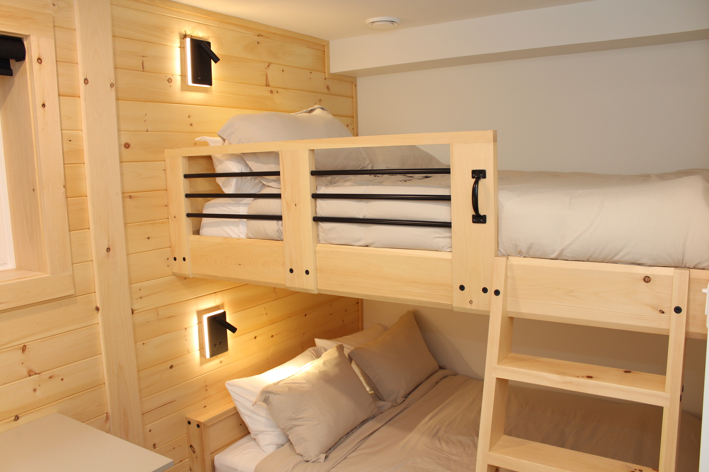 Chambre du sous-sol lumineuse avec lits superposés doubles