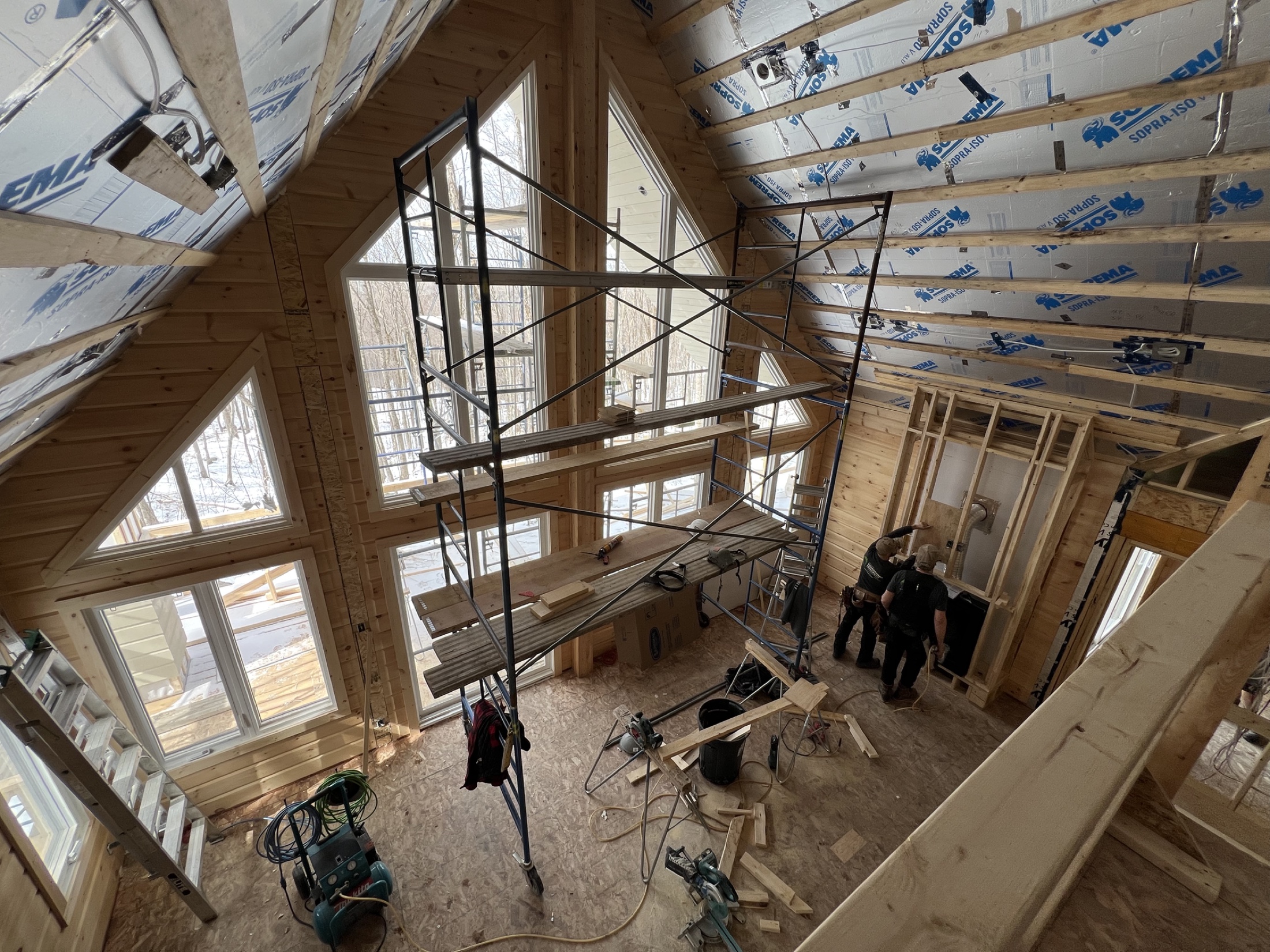 Travaux de construction du chalet au milieu des arbres