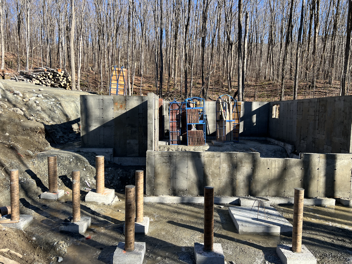 Fondations du chalet en construction dans la forêt