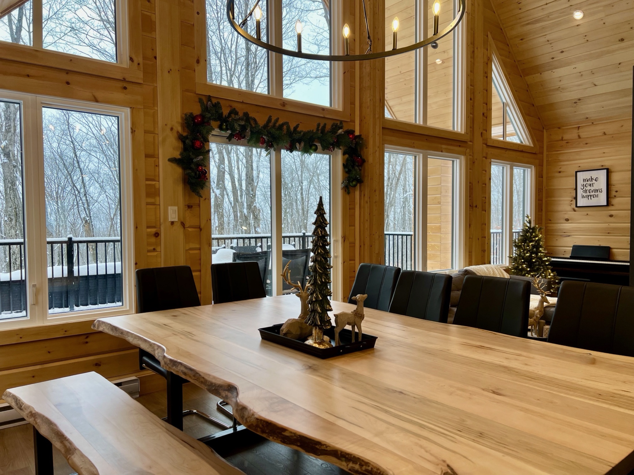 Grande table en bois dans l’aire de vie décorée pour l’hiver