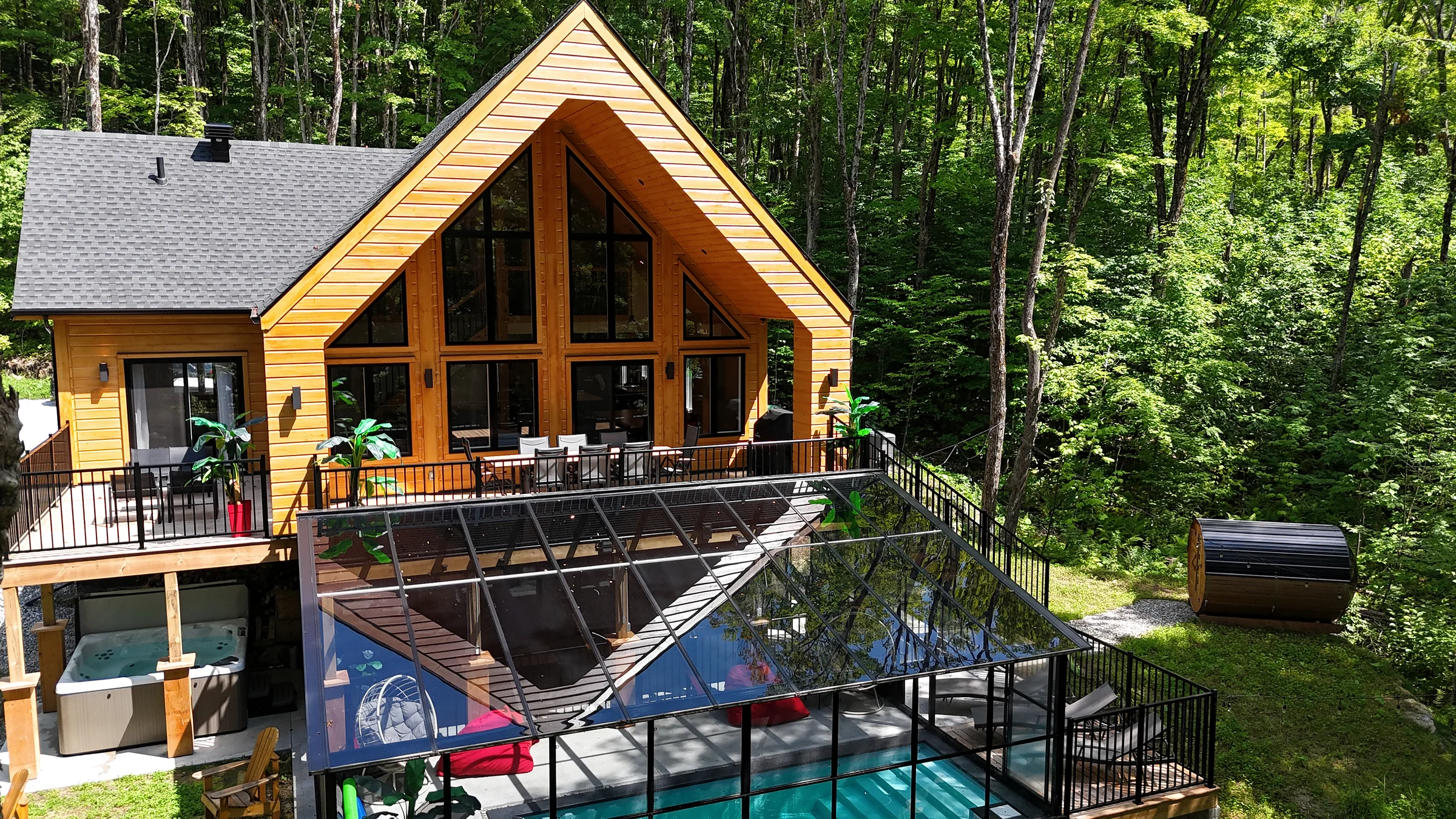 Architecture du chalet, terrasse et solarium dans la forêt