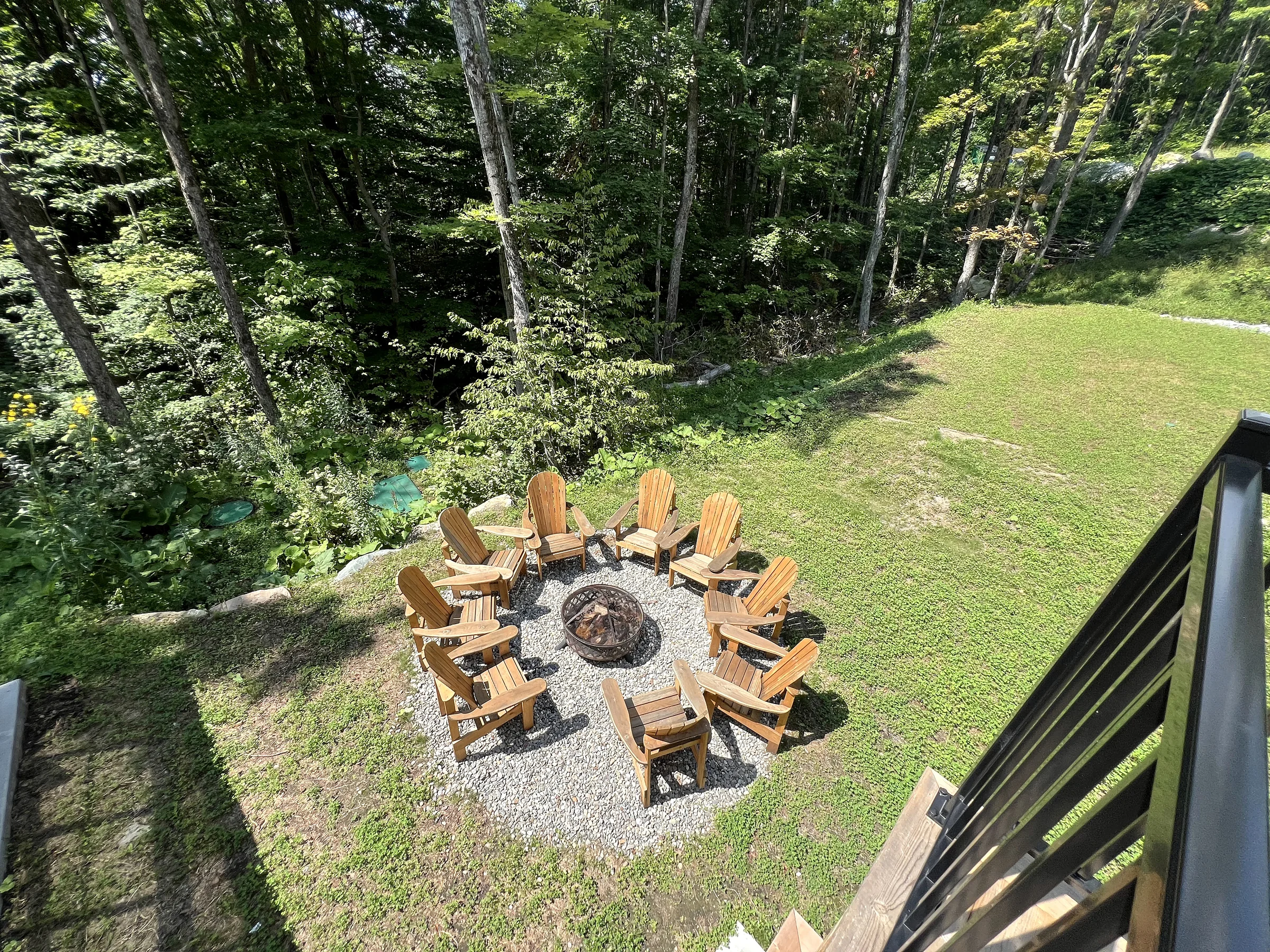 Foyer extérieur entouré de chaises Adirondack