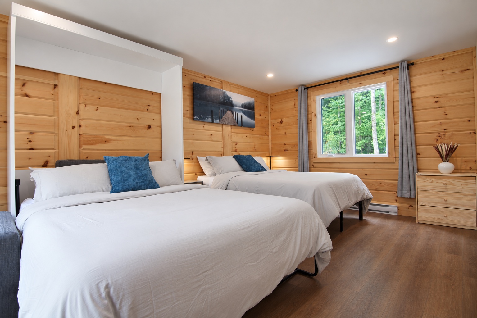 Chambre des maîtres avec le lit escamotable descendu, offrant deux lits complets