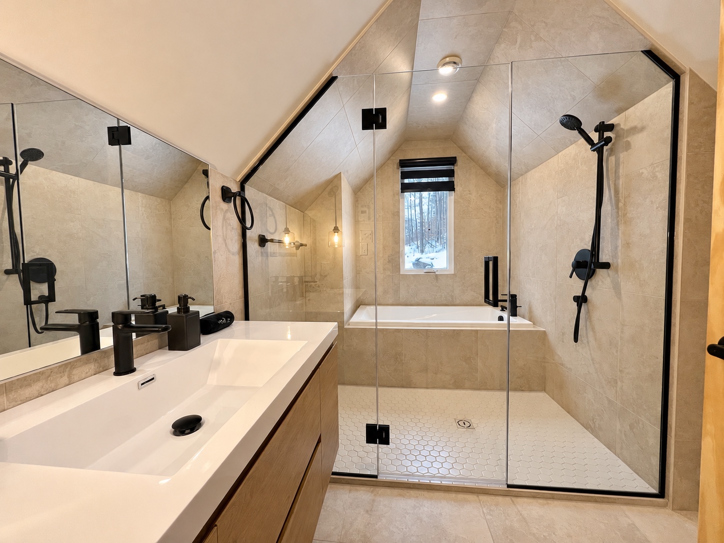 Deuxième salle de bain mansardée avec baignoire et grande douche vitrée