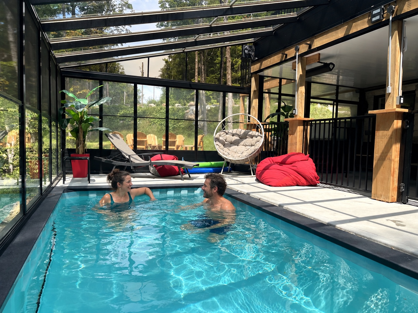 Deux adultes profitent de la piscine sous le solarium — mise en scène par IA