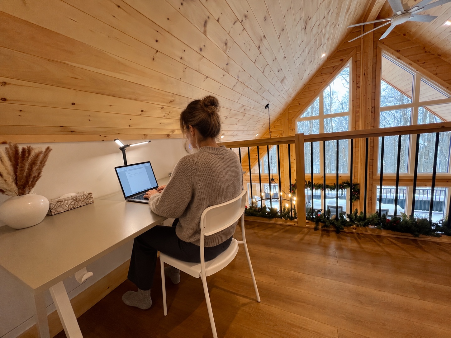 Télétravail sur la mezzanine avec vue hivernale — mise en scène par IA