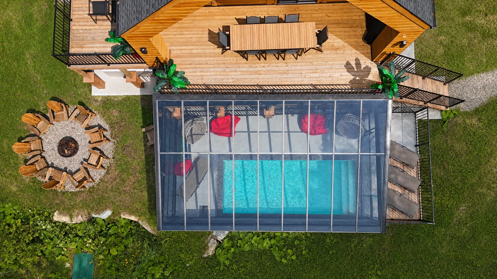 Vue verticale du solarium, de la piscine et du foyer extérieur