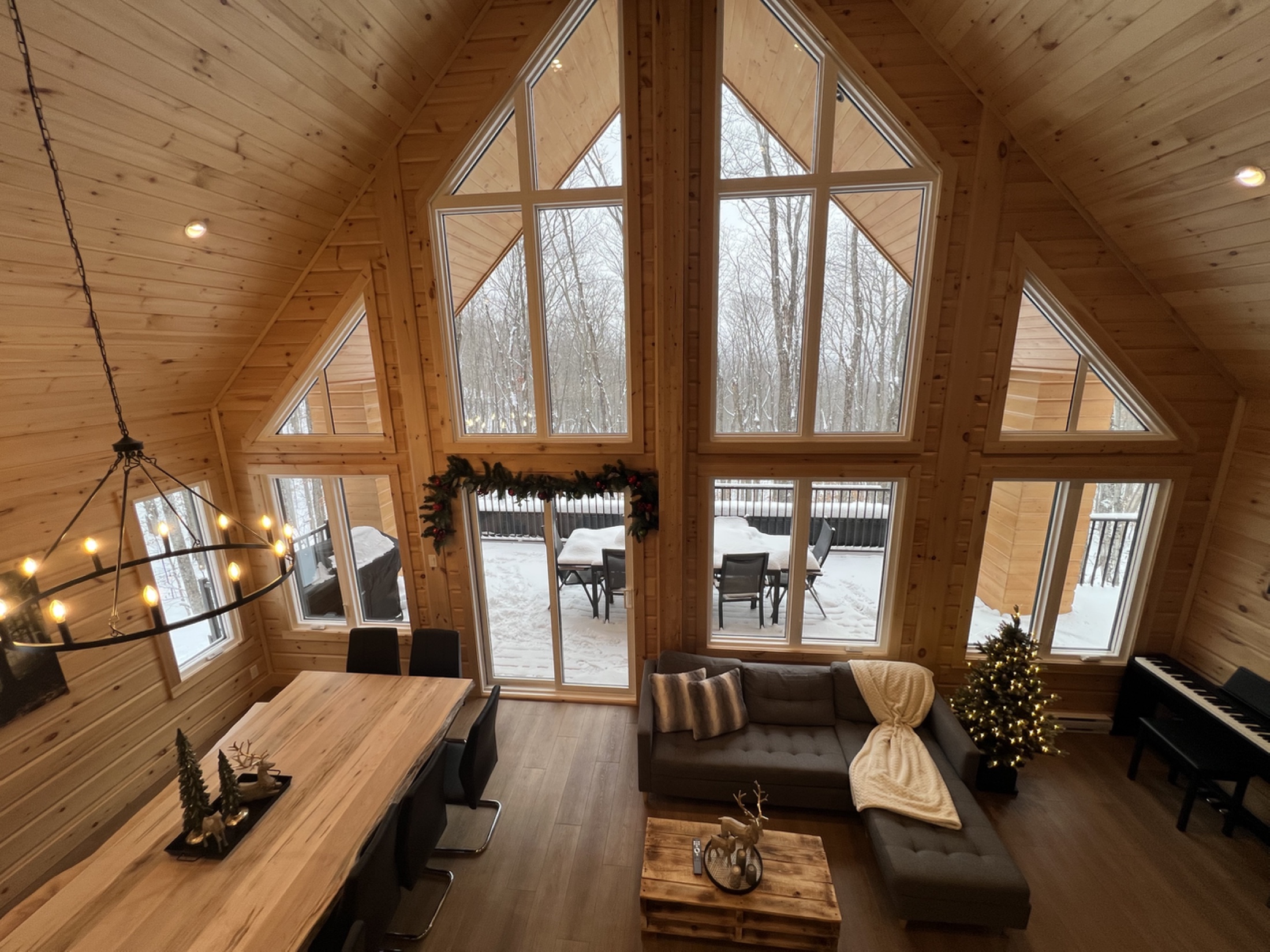 Vue hivernale du salon et de l’impressionnante fenestration depuis la mezzanine