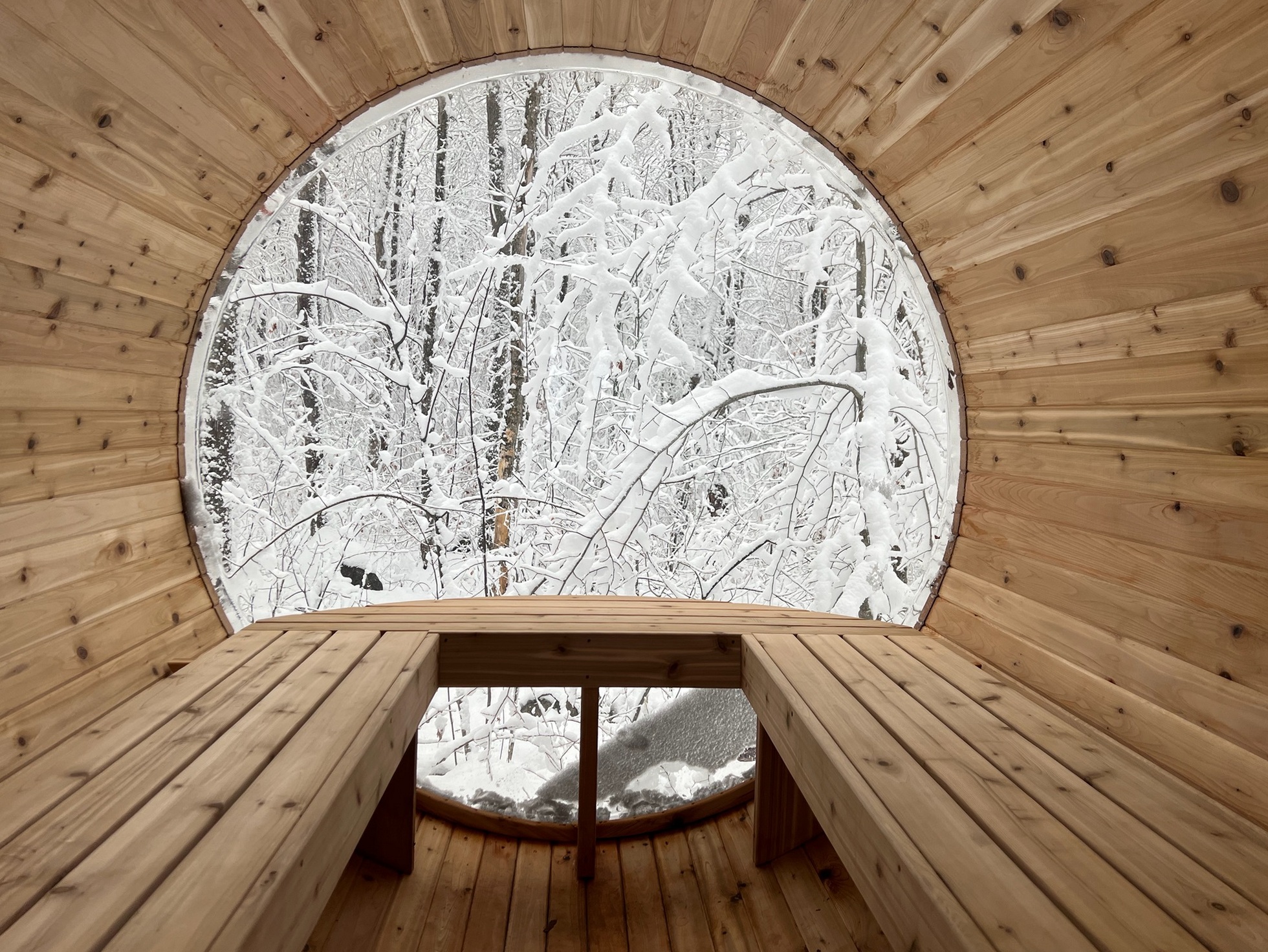 Intérieur du sauna boréal avec vue panoramique sur la forêt enneigée