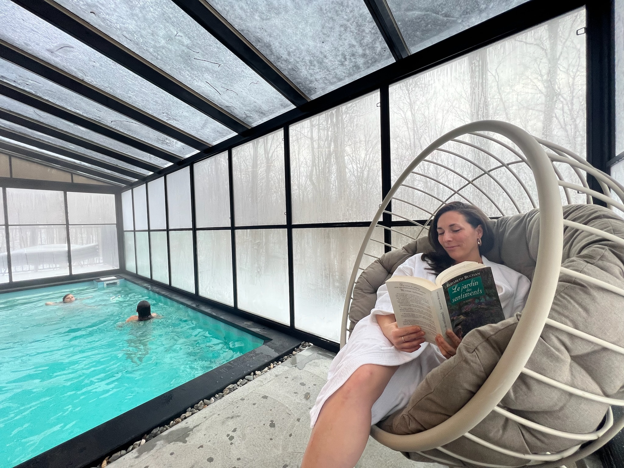 Moment de détente en famille dans le solarium avec lecture et baignade en hiver